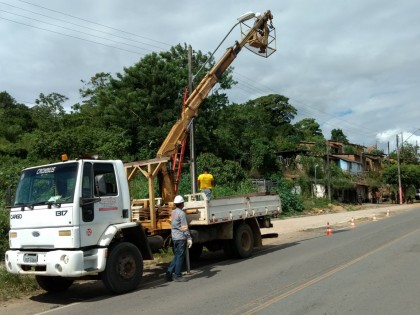 Caminhão munck auxilia na atividade (Foto: Ubatã Notícias)