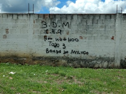 Inscrição BDM - Bonde do Maluco - é pinchando (Foto: Ubatã Notícias)