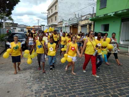 Caminhada contou com a participação de diversas Instituições (Foto: Ubatã Notícias)
