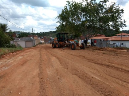 Motoniveladora realiza planeamento de rua (Foto: Ubatã Notícias)