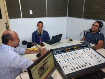 Entrevista na FM Ipiaú ocorreu em clima descontraído (Foto: Ubatã Notícias)