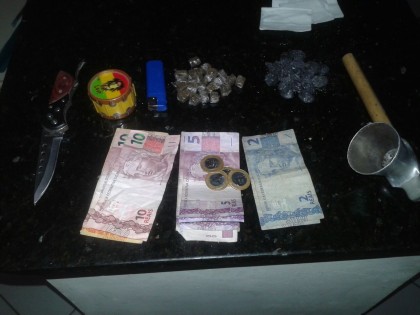 PM apreendeu maconha, cocaína, dinheiro e um cachimbo (Foto: Ubatã Notícias)