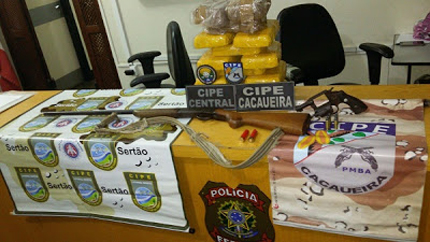 Droga e armas foram apresentadas na sede da PF em Ilhéus (Foto: Divulgação) 