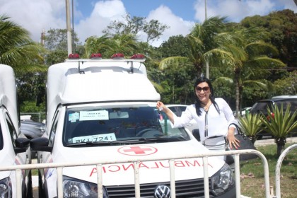 Prefeita recebe ambulância em Salvador (Foto: Divulgação)