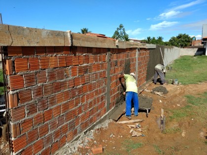 Construção de muro segue em ritmo acelerado (Foto: Ubatã Notícias)