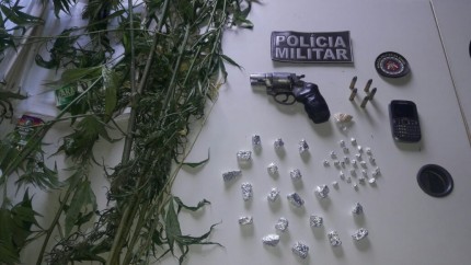 PM apreendeu revólver e drogas com suspeito (Foto: Ubatã Notícias)