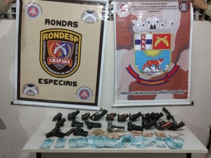 Revolveres, pistolas e R$ 11.801foram encontrados com suspeitos (Foto: Divulgação