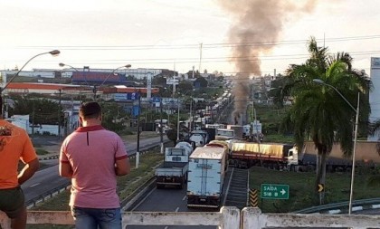 Trânsito é bloqueado na BR-324 (Foto: Ed Santos /Acorda Cidade)