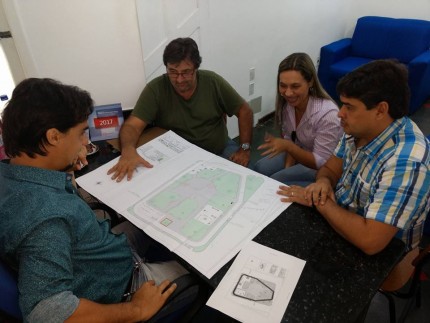 Gestão Siméia Queiroz analisa projetos (Foto: Ubatã Notícias)