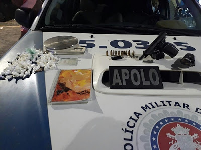 Polícia apreendeu armas, munições e 124 papelotes de cocaína (Foto: Divulgação) 