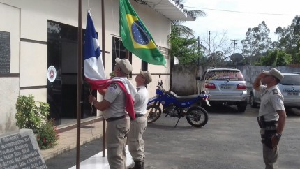 Policiais realizam hasteamento de bandeiras (Foto: Divulgação)