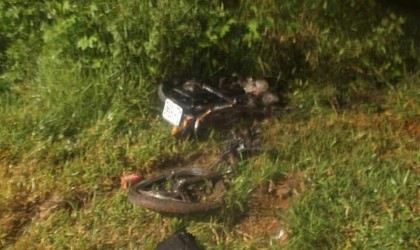Motocicleta ficou destruída após colidir em veículo (Foto: Ubatã Notícias)