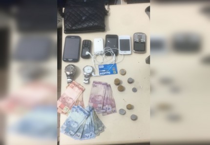 Peto recuperou celulares, relógios e parte do dinheiro (Foto: Ubatã Notícias)
