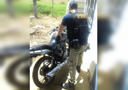 Motocicleta foi recuperada na BR-101 (Foto: Ubatã Notícias)