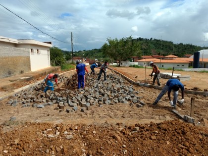 Servidores da Prefeitura tocam obra (Foto: Ubatã Notícias)