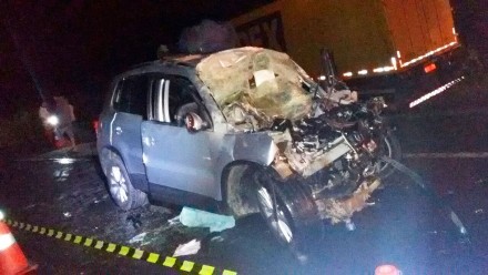 Carro de passeio ficou destruído após bater em carreta (Foto: Divulgação/PRF) 