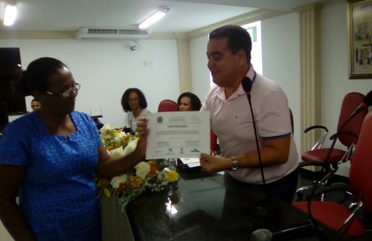 Prefeito Isravan entrega certificado à servidora (Foto: Divulgação)