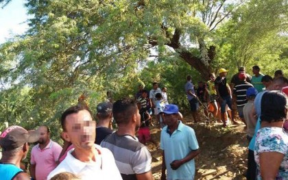 Corpos dos jovens foram encontrados em um matagal (Foto: Central Notícia) 