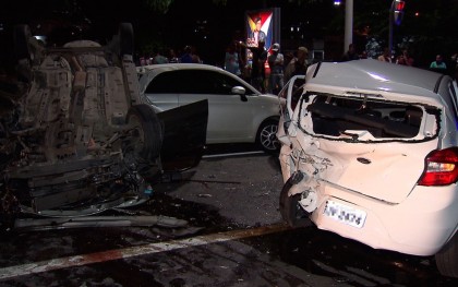 Carros ficaram destruídos após o acidente (Foto: Reprodução/TV Bahia) 