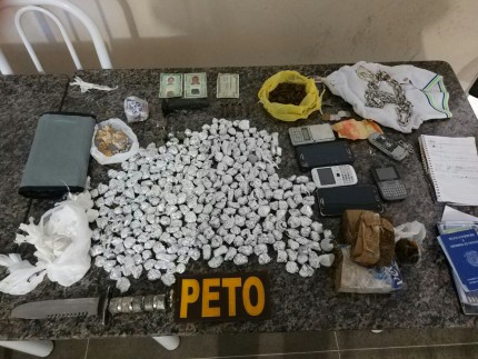Polícia aprendeu grande quantidade de drogas (Foto: Ubatã Notícias)
