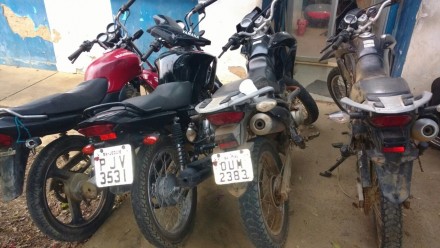 Motocicletas foram recuperadas na região do Revés (Foto: Ubatã Notícias)