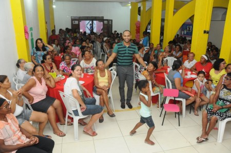 Secretária de Assistência Social posa para foto com mães (Foto: Valdir Santos/Agecom)