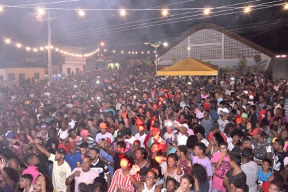 Evento lotou praça do Bairro Novo (Foto: Ubatã Notícias)