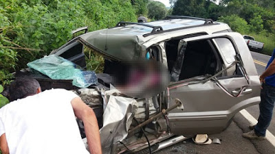 Motorista morreu preso às ferragens (Foto: Reprodução/Whatsapp)