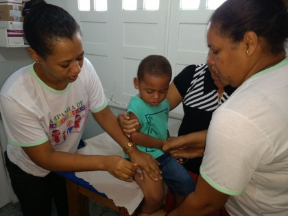 Criança recebe imunização contra a gripe (Foto: Ubatã Notícias)