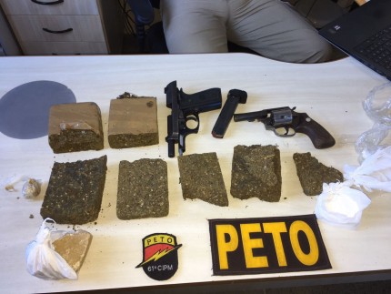 Armas e drogas foram apreendidas por guarnição do PETO (Foto: Ubatã Notícias)