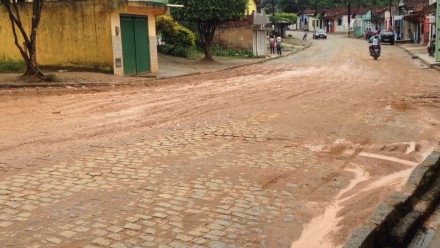 Em período de chuva, lama se acumula na Tancredo Neves (Foto: Leitor/Ubatã Notícias)