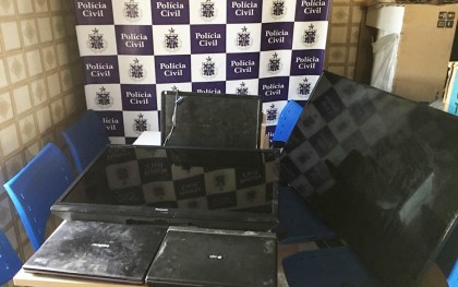 Televisores e notebooks furtados de escola foram recuperados pela polícia (Foto: Divulgação) 
