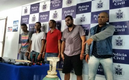 Grupo foi preso após explodir caixa eletrônico em Dias D'Ávila (Foto: Divulgação/Polícia Civil) 