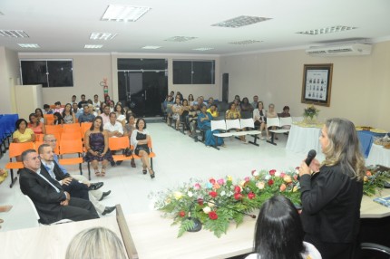 Secretária de Educação faz pronunciamento (Foto: Valdir Santos/Agecom)