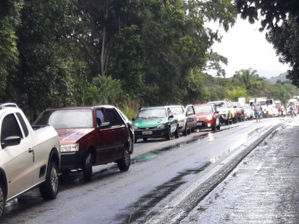 Congestionamento se formou por quilômetros na BR-101 (Foto: Ubatã Notícias)
