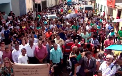 População protesta em Buerarema contra fechamento de Caixa (Foto: Divulgação)