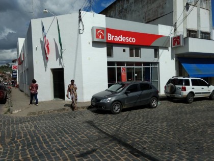 Agência do Bradesco funciona normalmente nesta sexta (Foto: Ubatã Notícias)
