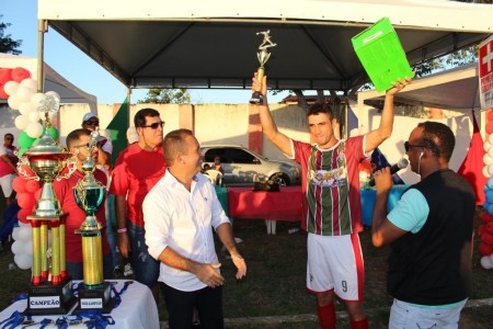 Pedrinho recebeu troféu e chuteira pelos 8 gols no Campeonato (Foto: Ubatã Notícias)