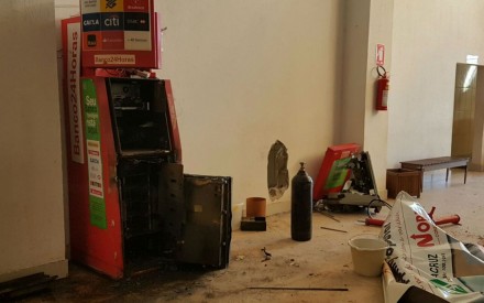 Caixa eletrônico foi arrombado com um maçarico (Foto: Blog do Sigi Vilares ) 