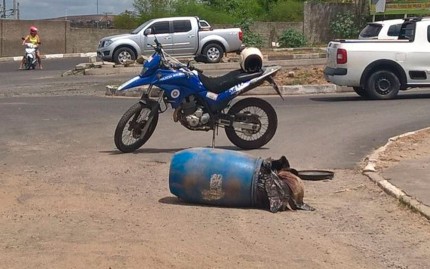 Corpo de mototaxista foi encontrado dentro de tonel  (Foto: Ed Santos) 