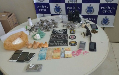 Drogas e arma também foram apreendidos (Foto: Divulgação) 