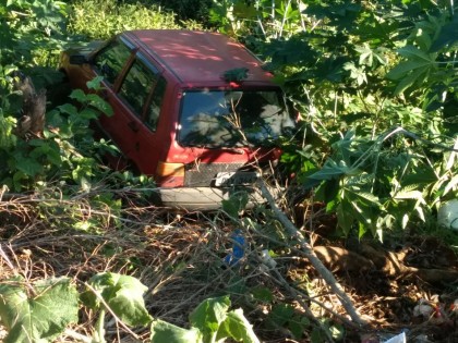 Veículo ainda permanece no local do acidente (Foto: Ubatã Notícias)