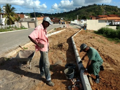 Servidores municipais colocam guias em pista (Foto: Ubatã Notícias)