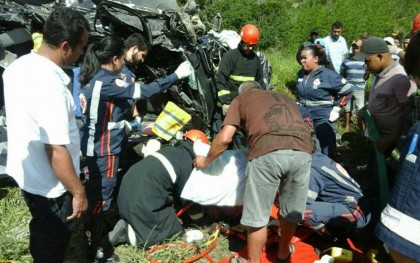 Motorista ficou preso nas ferragens após acidente (Foto: Divulgação)