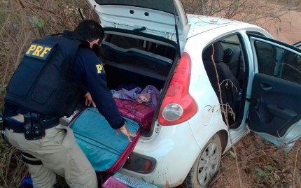 Droga foi encontrada na mala do carro, em Formosa do Rio Preto (Foto: PRF/ Divulgação) 