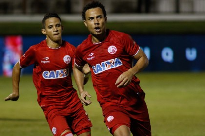 Gilmar, de cabeça, marcou o gol da vitória do Náutico (Foto: Divulgação)