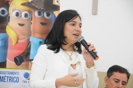Prefeita discursa durante cerimônia (Foto: Valdir Santos/Ubatã Notícias)