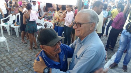 Prefeito Gilson Fonseca é saudado pela comunidade (Foto: Divulgação)