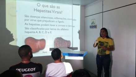 Enfermeira ministra palestra sobre Hepatites Virais (Foto: Divulgação)