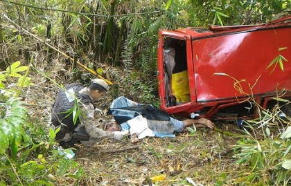Motorista ficou gravemente ferido e foi socorrido pelos policiais (Foto: Divulgação)